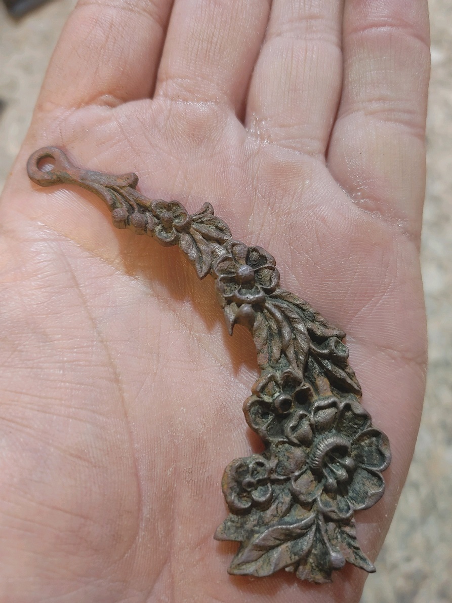 LargeOldPendant.jpg