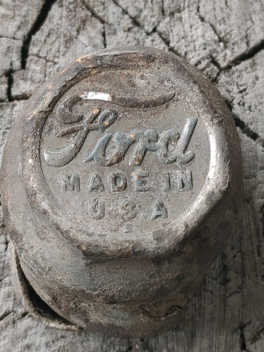 OldFordHubcap_jpg.jpg
