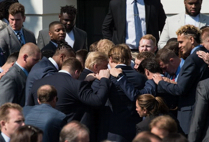 trump in prayer with alabama red tide.gif